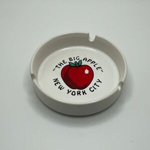 Vintage white ceramic ashtray w/ a red apple & “THE BIG APPLE” NEW YORK CITY E2